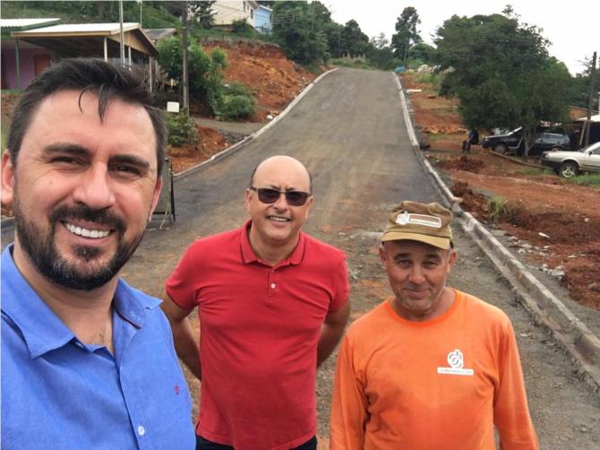 Júnior Gurtat e Anderson de Oliveira vistoriam pavimentação no Água Verde
